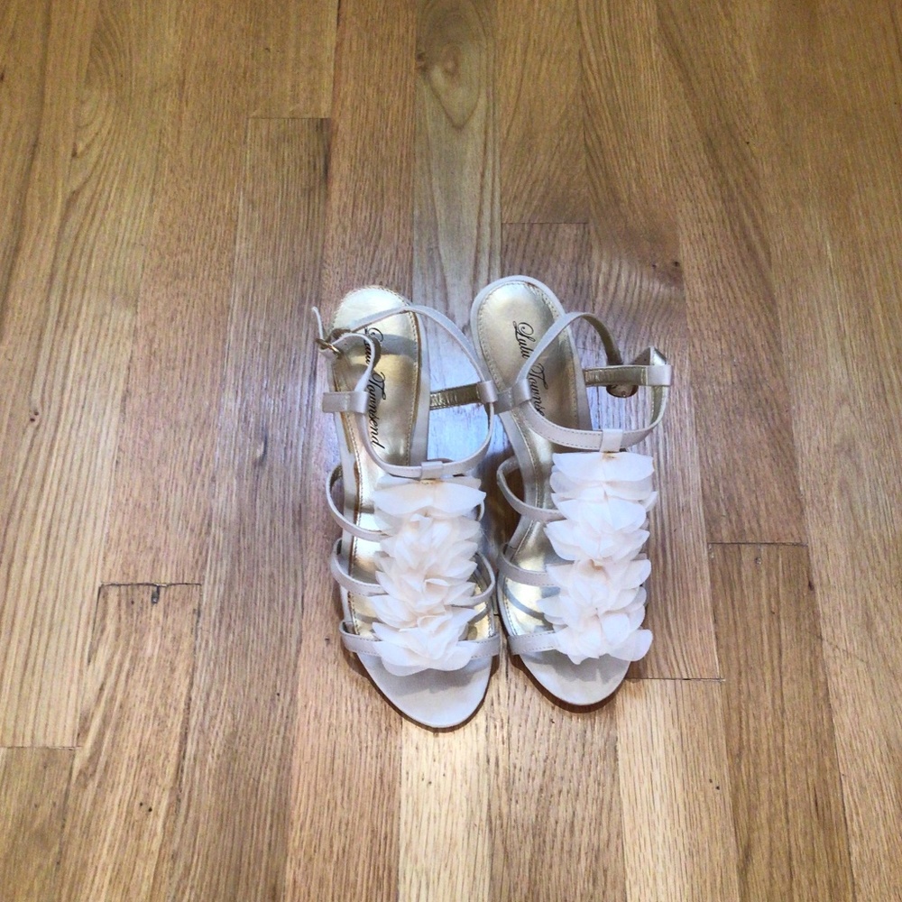 HP💝LuLu Townsend Ivory sz 7 petal accent 3” heel